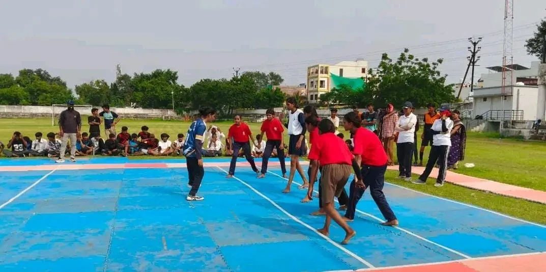 खरगोन में जिला स्तरीय कबड्डी प्रतियोगिता के दौरान मुकाबला खेलते छात्रा खिलाड़ी