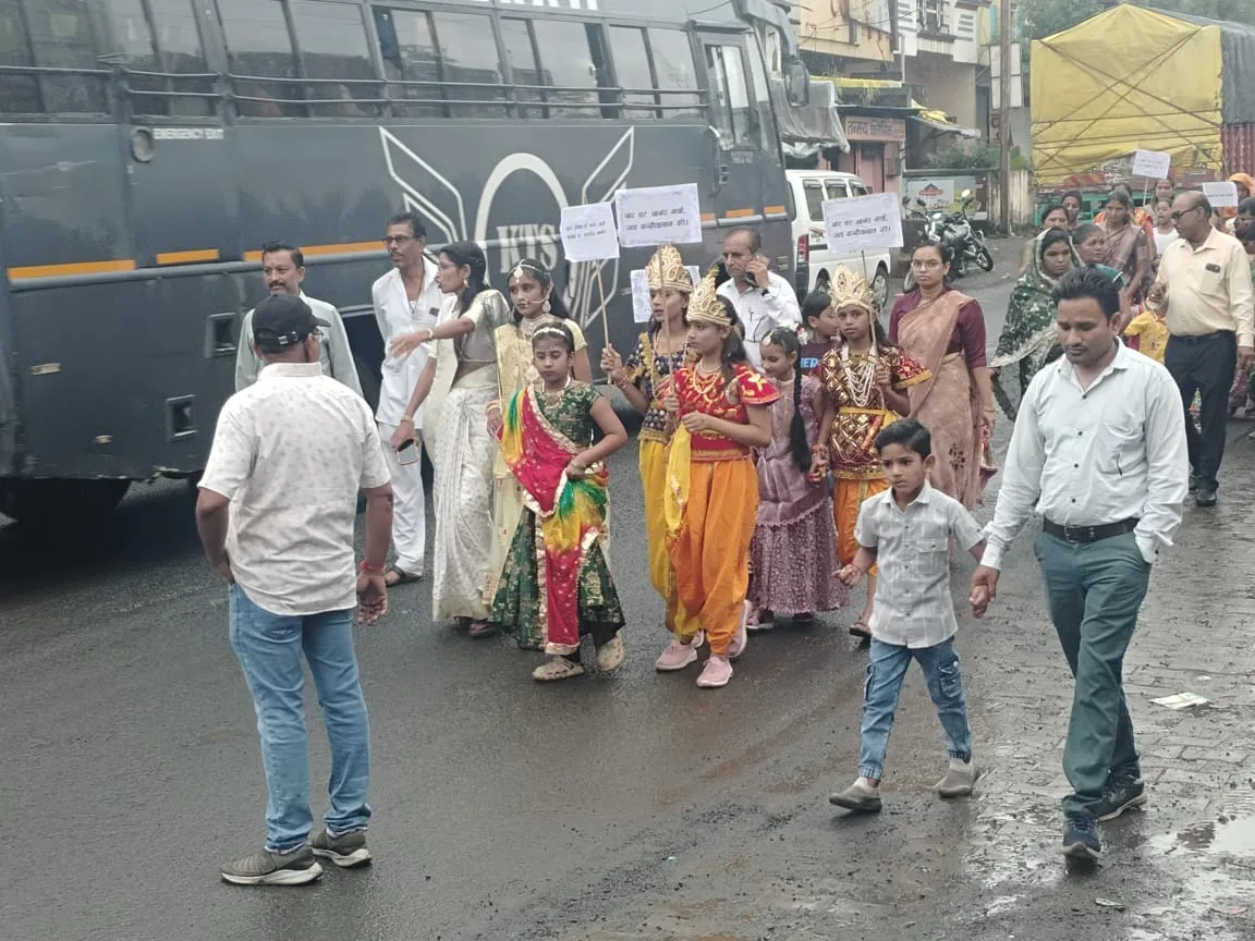 बलवाड़ा में जन्माष्टमी रैली के दौरान कृष्ण-राधा की वेशभूषा में सजे सरस्वती शिशु मंदिर के नन्हे-मुन्ने बच्चे
