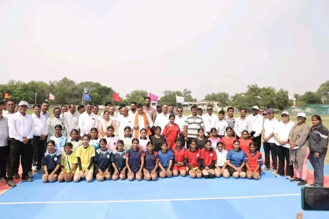 खरगोन में पश्चिम क्षेत्र कबड्डी स्पर्धा के दौरान खिलाड़ी, जनप्रतिनिधि और शिक्षकगण समूह में बैठे हुए