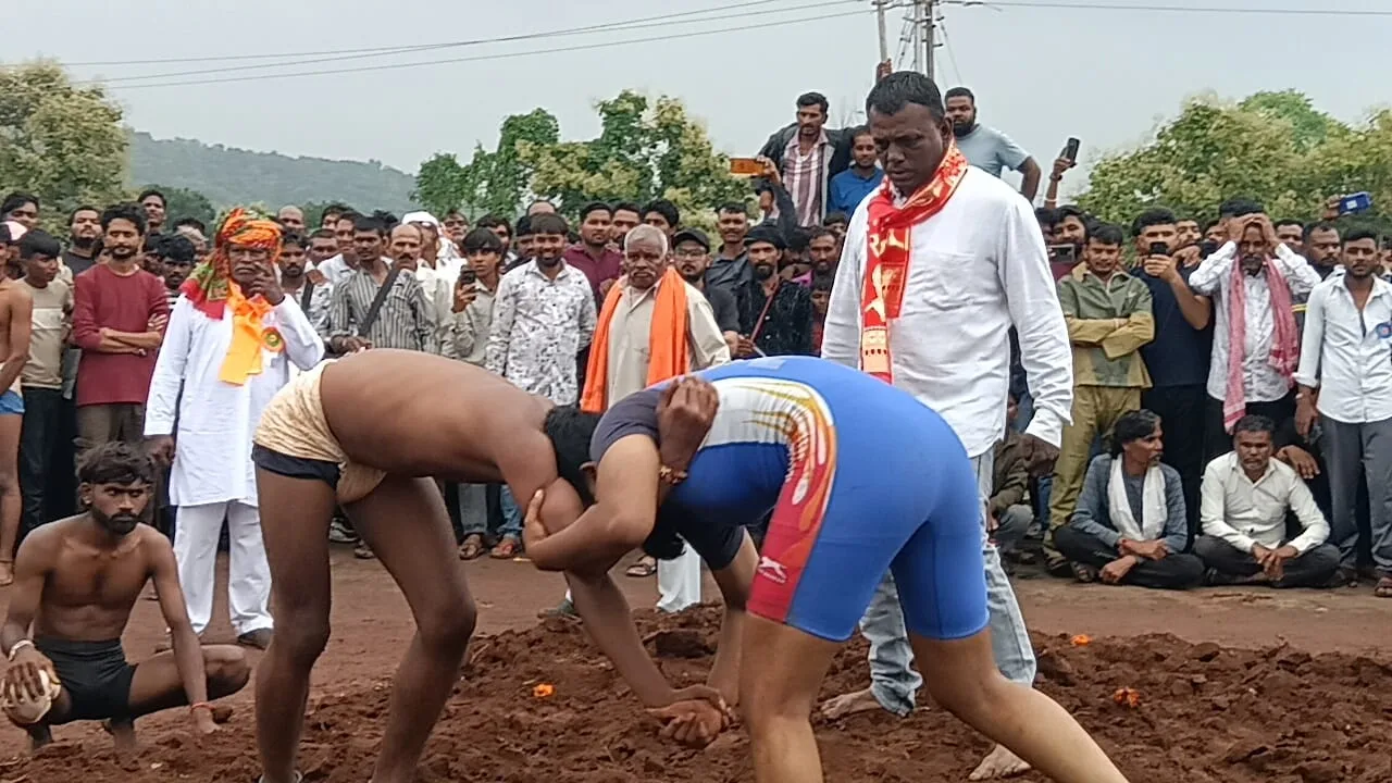 गवालू में जन्माष्टमी कुश्ती दंगल के दौरान मुकाबला करते दो पहलवान