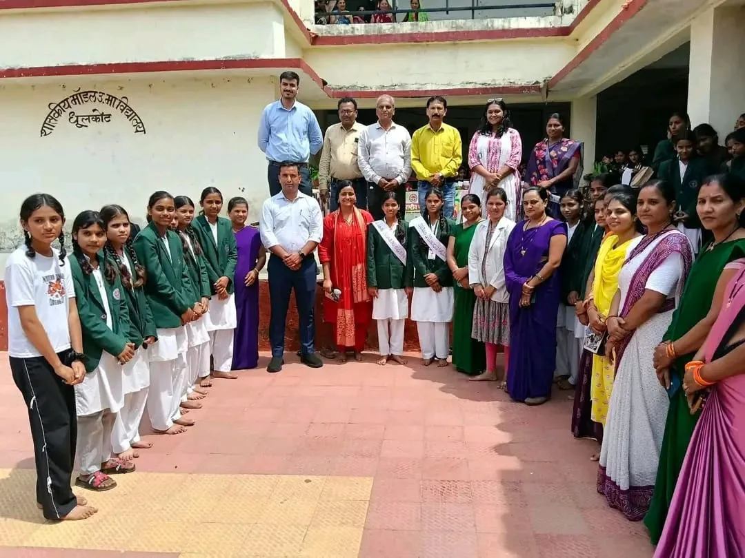 धूलकोट में पोषण जागरूकता कार्यक्रम के दौरान उपस्थित छात्राएं एवं शिक्षकगण