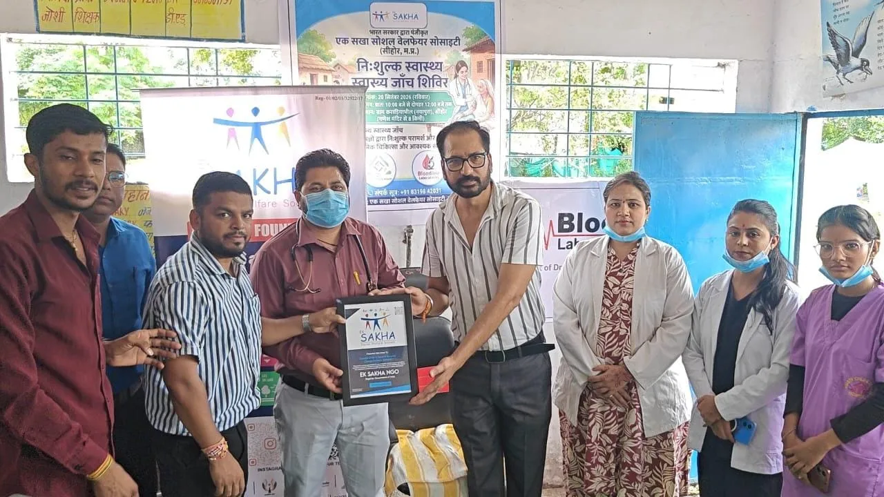 स्वास्थ्य शिविर में सहयोगी संस्था के प्रतिनिधियों का सम्मान करते अतिथि