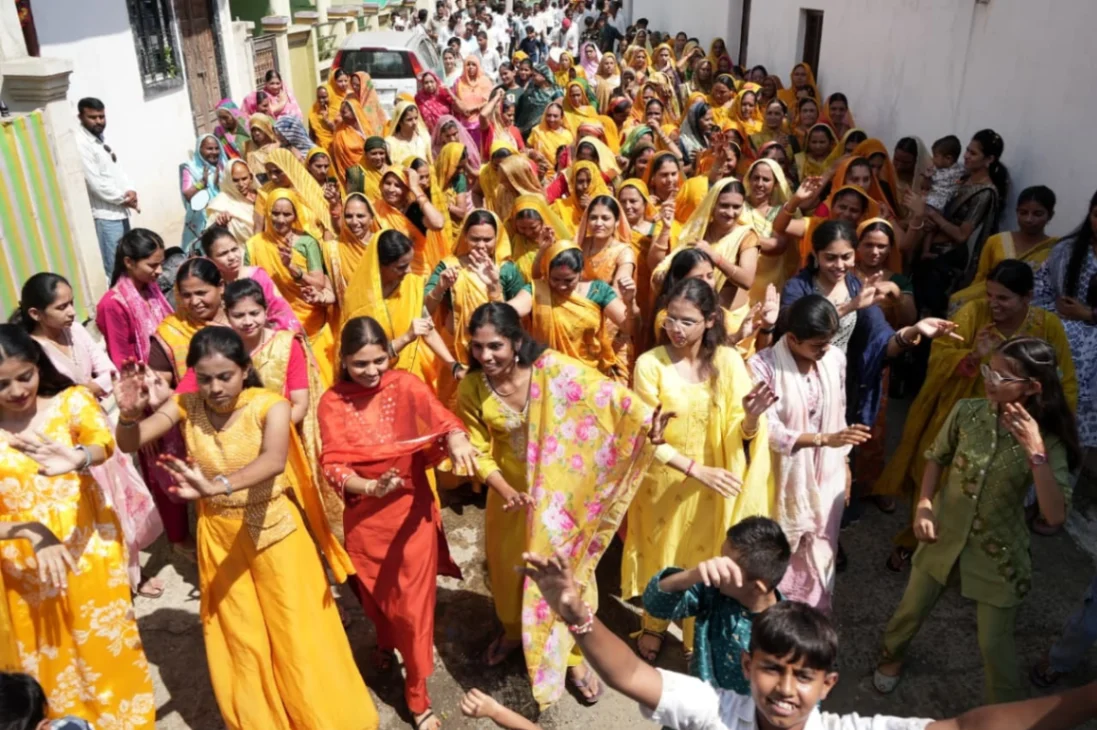 सुरपाला में माँ नर्मदा महापुराण कथा की कलश यात्रा के दौरान नृत्य करतीं ग्राम की महिलाएं