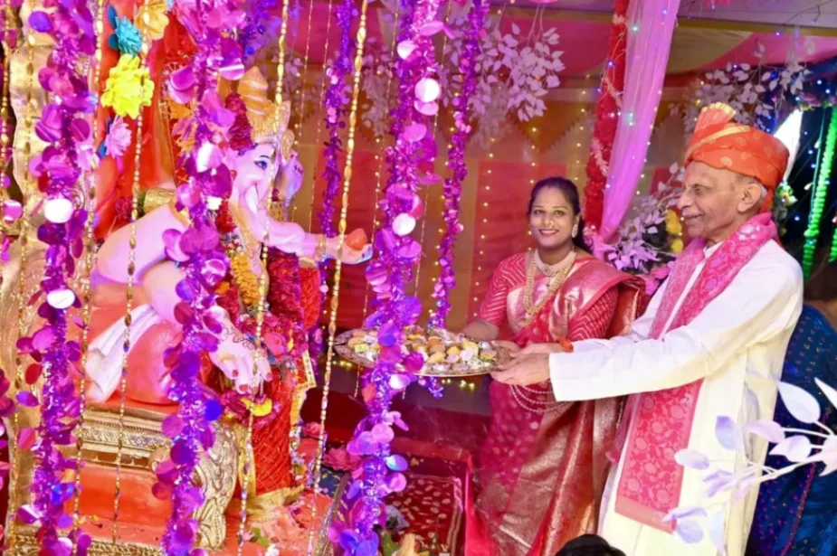 खरगोन जिला जेल में गणेश उत्सव के दौरान भगवान श्री गणेश की पूजा-अर्चना करते विधायक बालकृष्ण पाटीदार