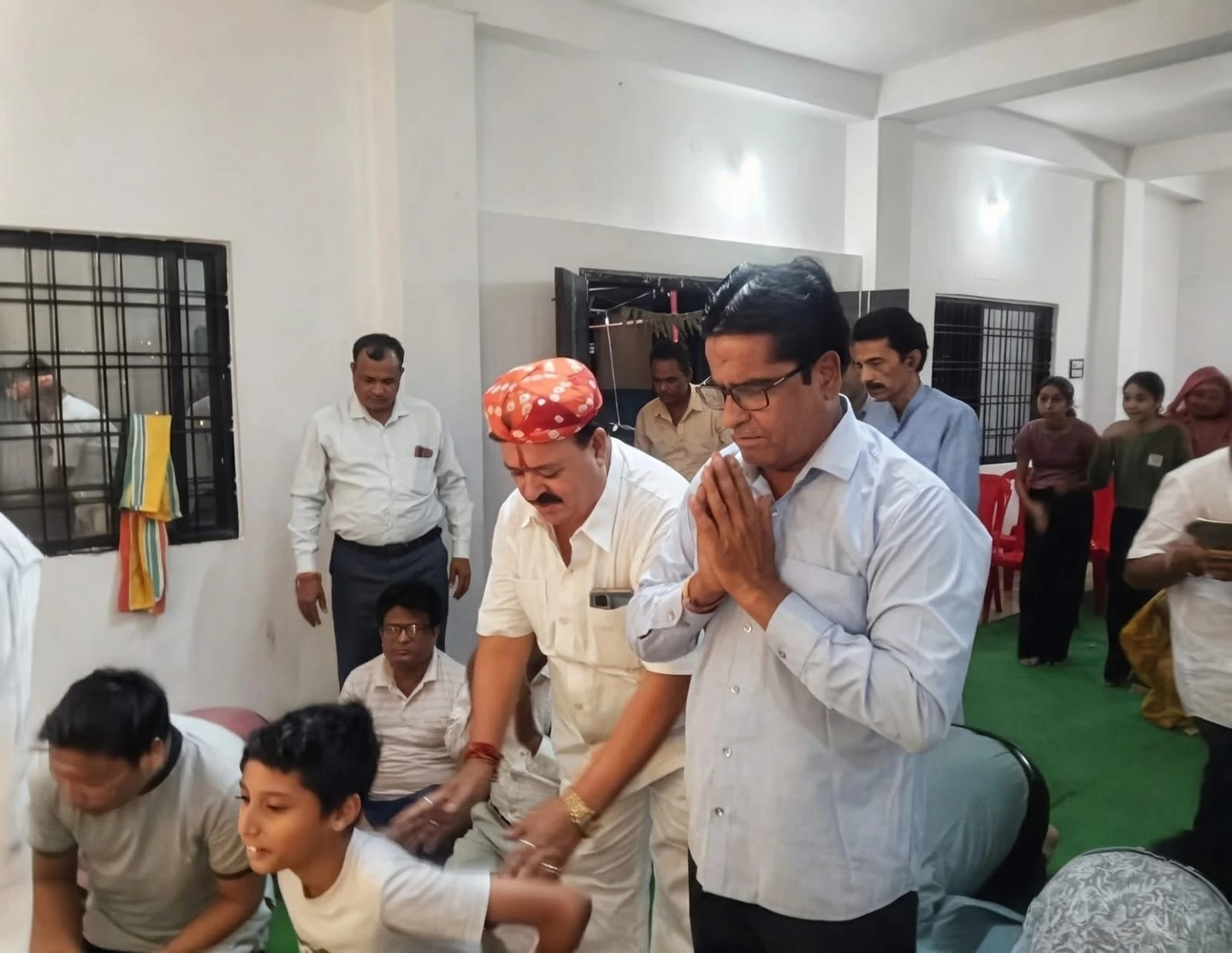 अन्नपूर्णा कॉलोनी में गणेश उत्सव के दौरान समाजसेवी चंपालाल यादव एवं श्रद्धालु महाआरती करते हुए