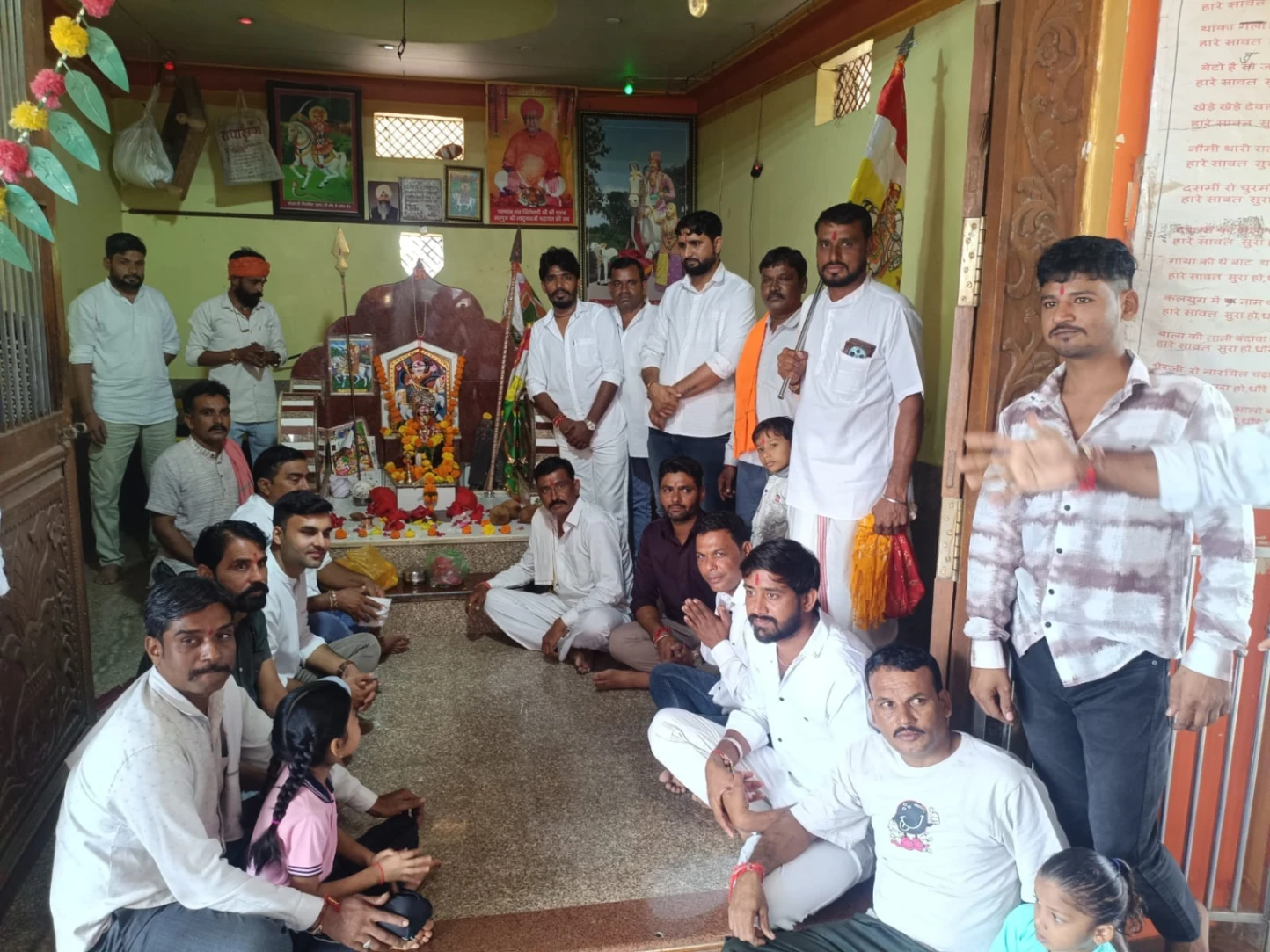 काटकूट के तेजाजी मंदिर में उपस्थित भक्तगण
