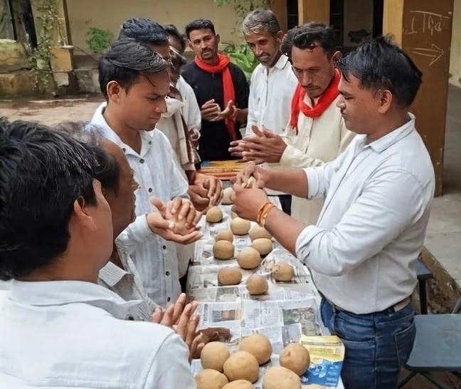 भगवानपुरा में माटी गणेश अभियान के तहत मिट्टी की गणेश प्रतिमा निर्माण का प्रशिक्षण देते प्रशिक्षक
