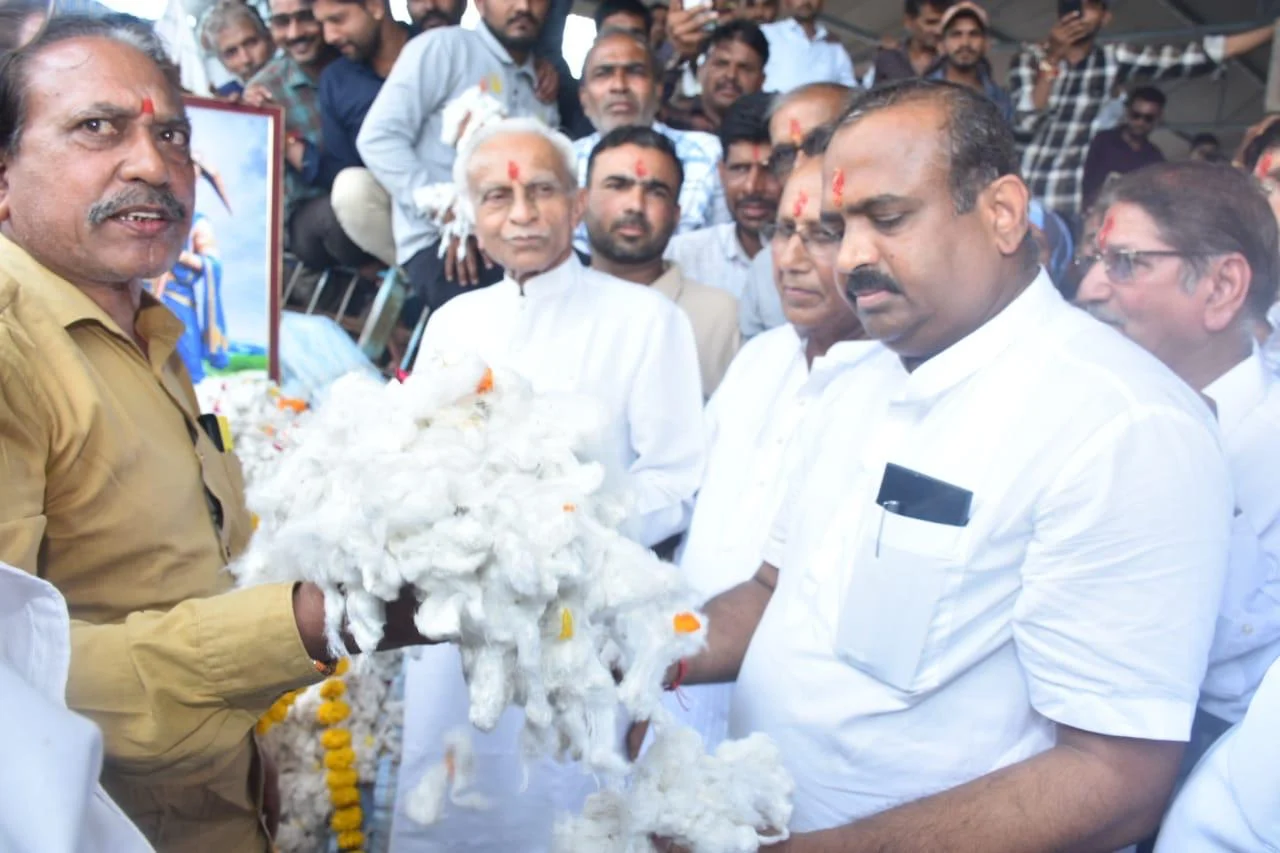 खरगोन मंडी में कपास सीजन के शुभारंभ पर मुहूर्त के दौरान उपस्थित अतिथि व्यापारी और किसान
