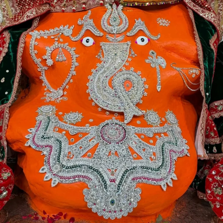 इंदौर के खजराना गणेश मंदिर में गणेश चतुर्थी पर स्वर्ण और हीरे के आभूषणों से सजे भगवान गणेश