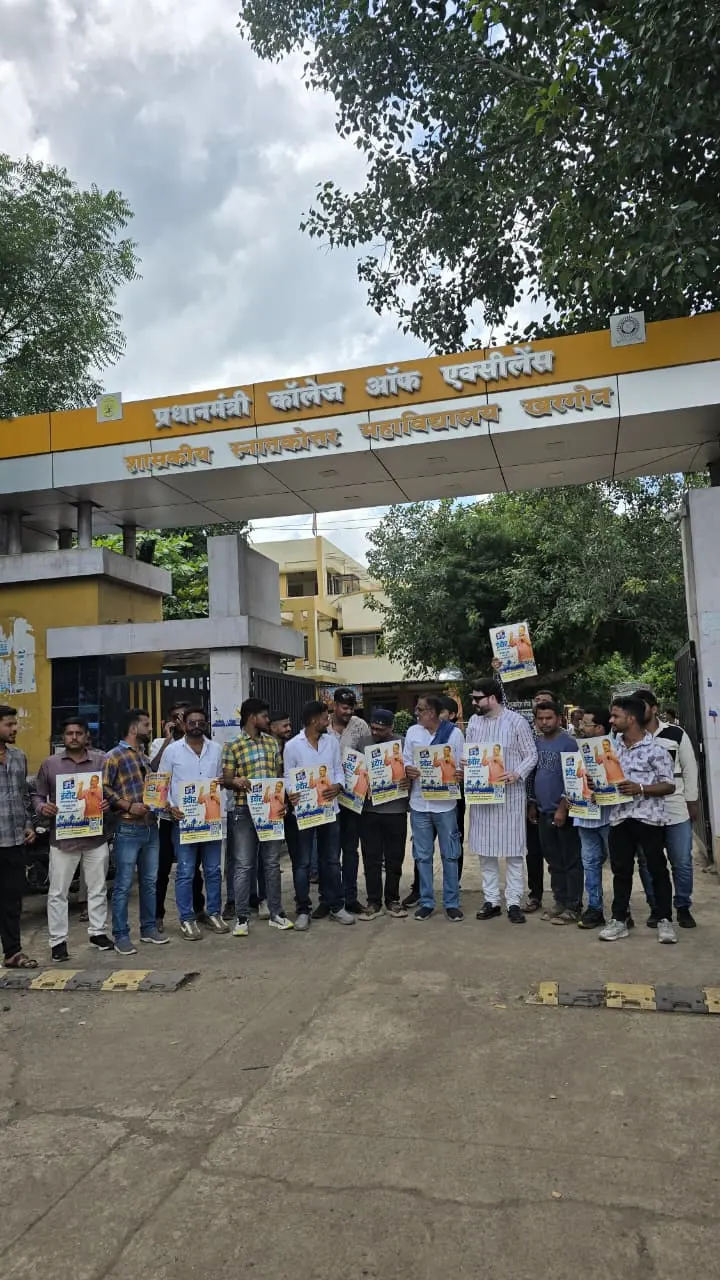 पीजी कॉलेज में छात्रों की गूंज कार्यक्रम के लिए रजिस्ट्रेशन कराते छात्र-छात्राएं