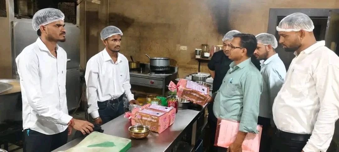 होटल में खाद्य सुरक्षा का निरीक्षण करते खाद्य सुरक्षा अधिकारी