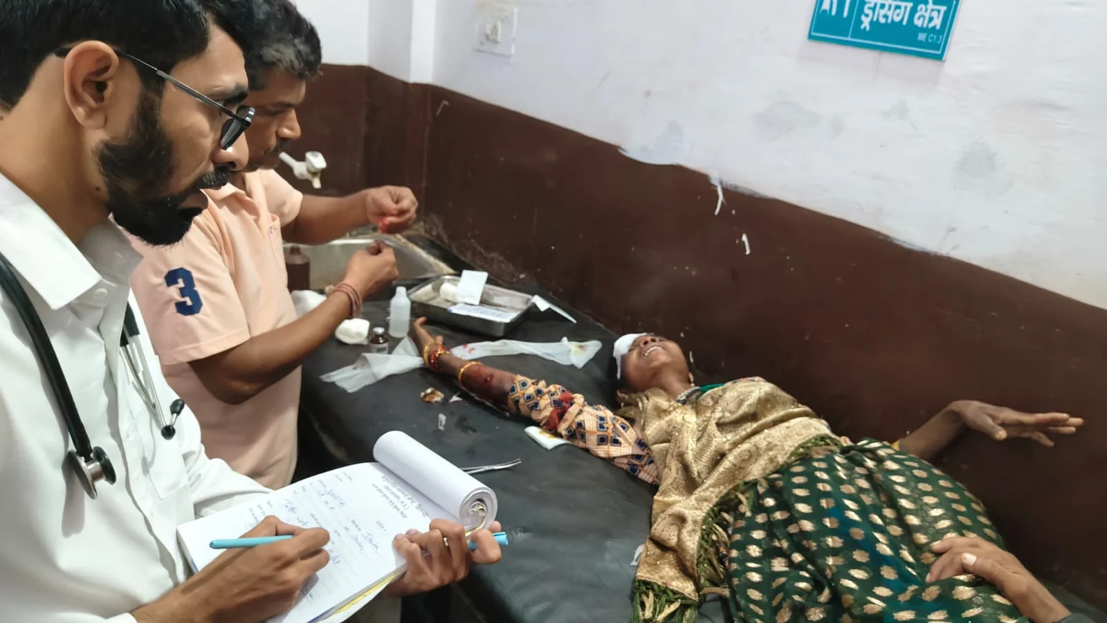 पाडल्या बस हादसे में घायल महिला का उपचार करते स्वास्थ्यकर्मी