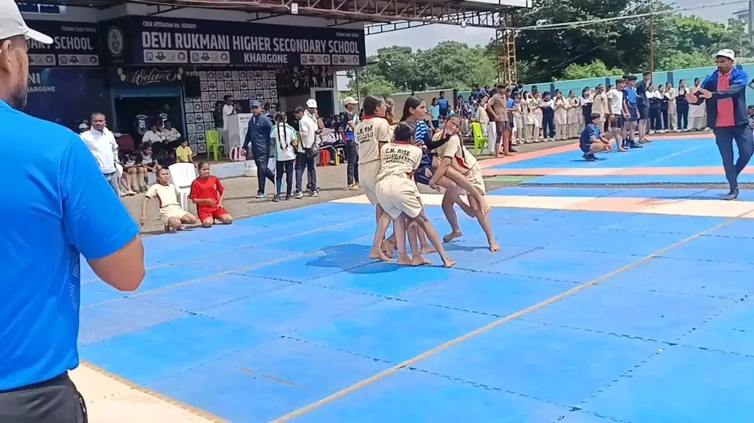 खरगोन में जिला स्तरीय अंडर-17 कबड्डी प्रतियोगिता में खेलते खिलाड़ी