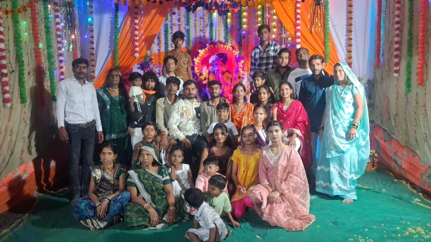 बड़वाह के लोधी मोहल्ला में गणपति दरबार के सामने महाआरती में बैठे श्रद्धालु