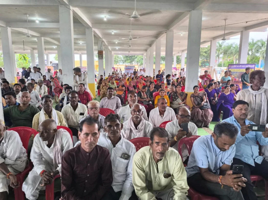 खरगोन के बांमदी जनविश्वास शिविर में उपस्थित ग्रामीणजन