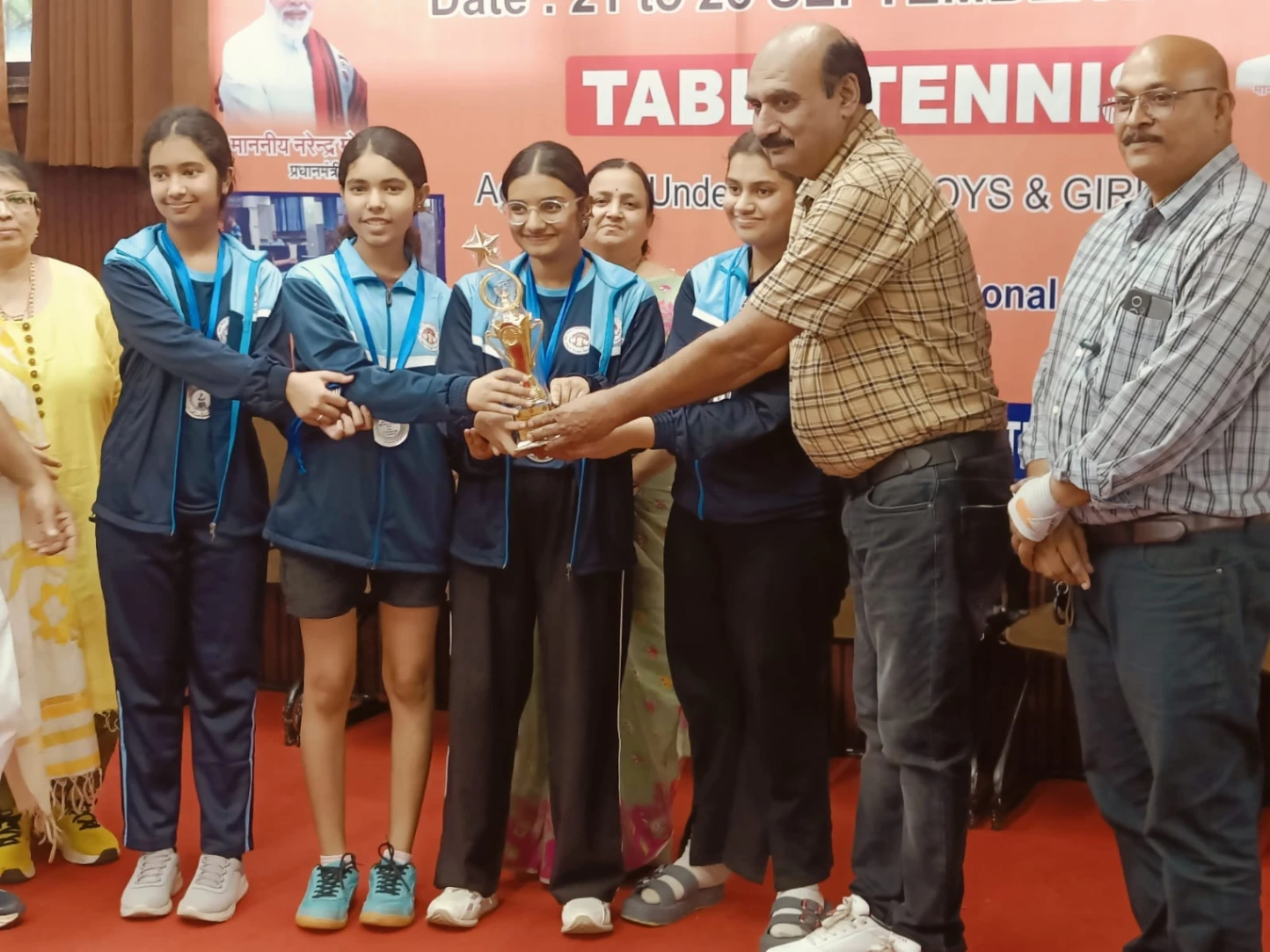 State Level Table Tennis Competition में खिलाड़ियों का सम्मान करते अतिथि एवं खेल प्रशिक्षक