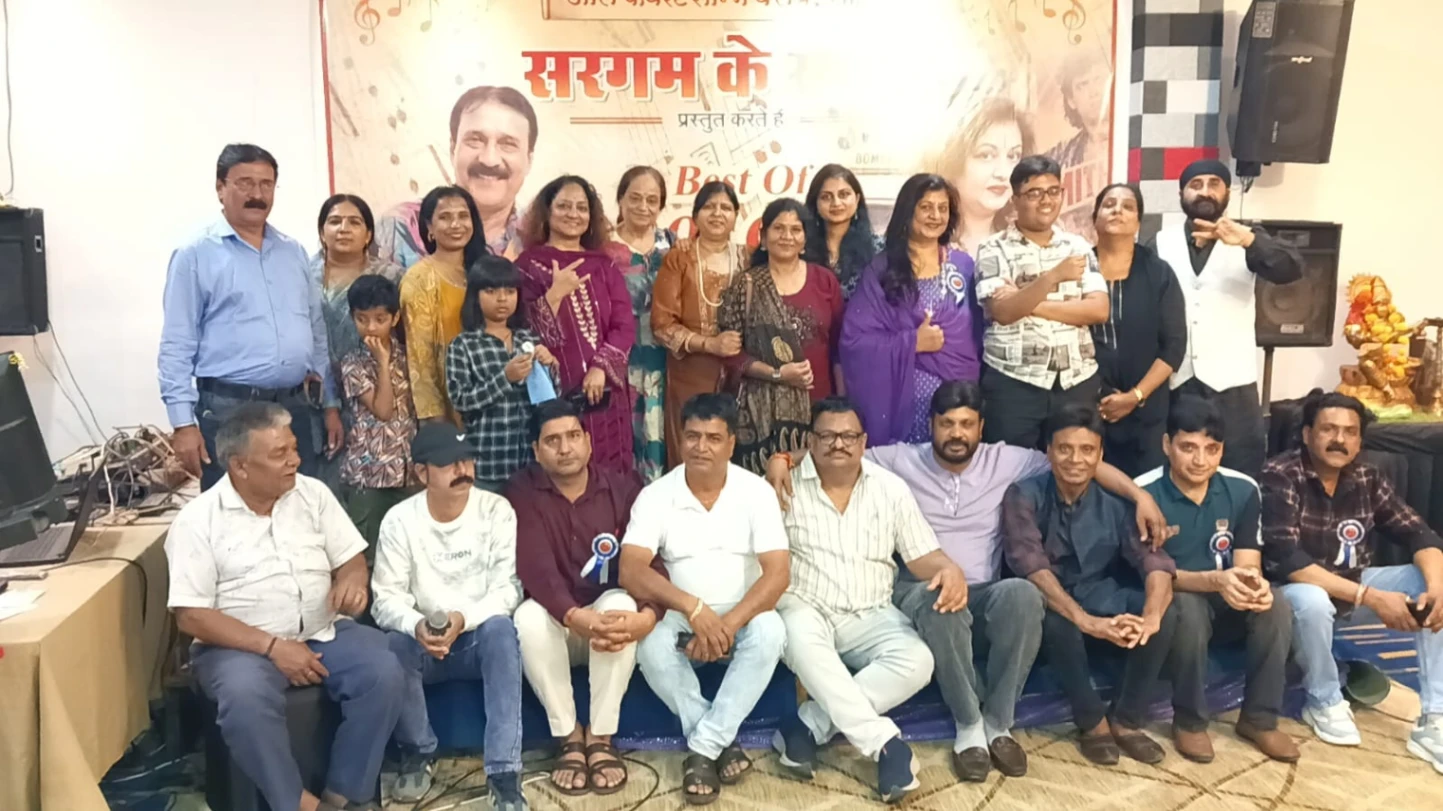 सीहोर में सरगम के साथियों के संगीतमय कार्यक्रम में मौजूद कलाकार और संगीत प्रेमी