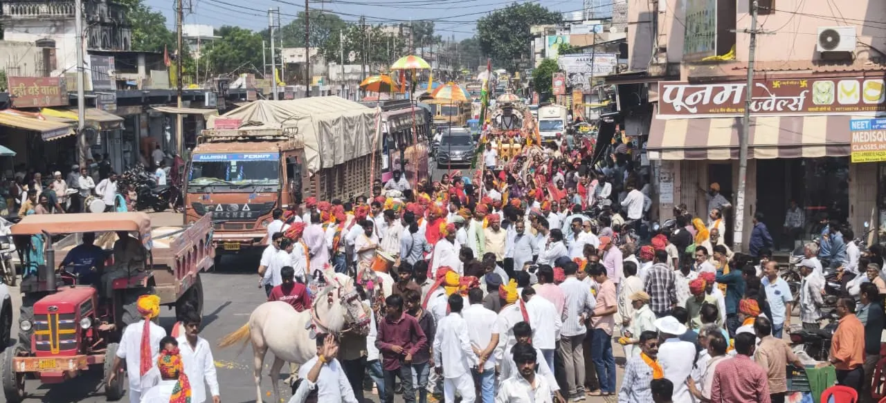 बड़वाह में सत्यवीर तेजाजी महाराज की दशमी पर जाट समाज की भव्य शोभायात्रा