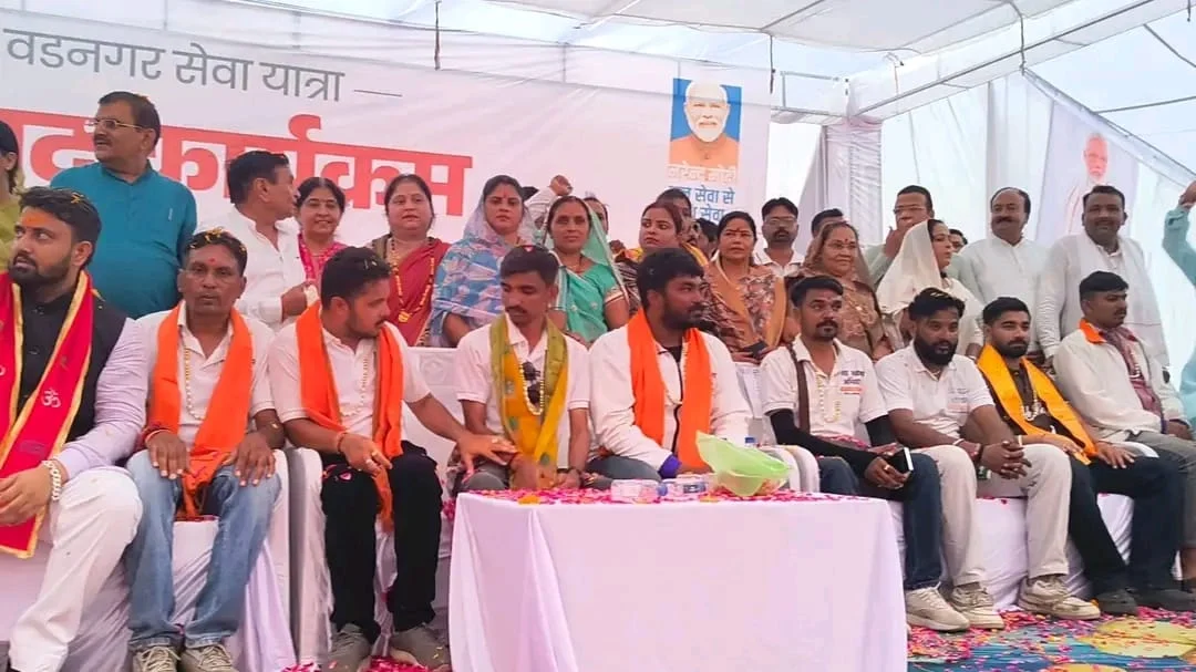 सेवा संकल्प अभियान की सेवा यात्रा के दौरान मंच पर जनप्रतिनिधियों एवं यात्रा में शामिल सदस्यों की सामूहिक तस्वीर