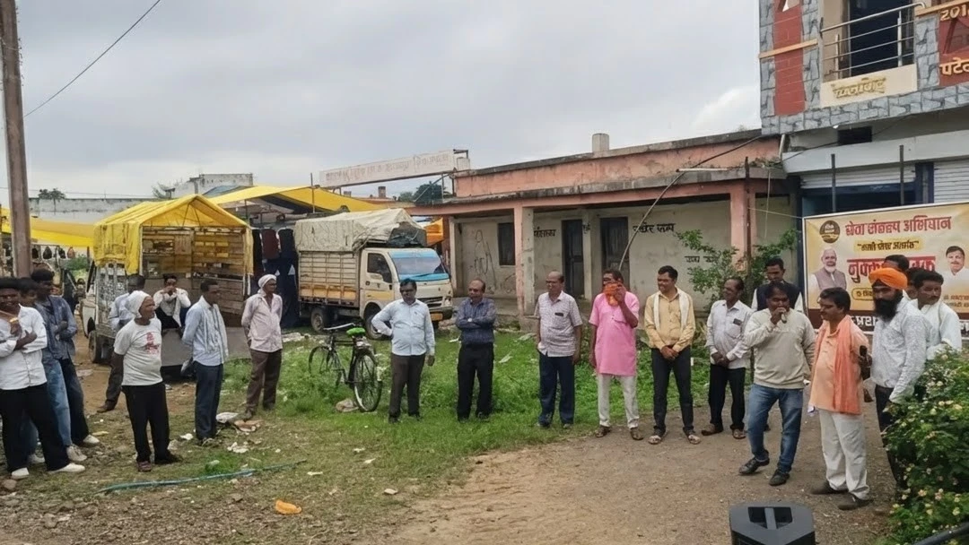 भगवानपुरा में सेवा संकल्प अभियान के तहत नुक्कड़ नाटक के दौरान उपस्थित लोग